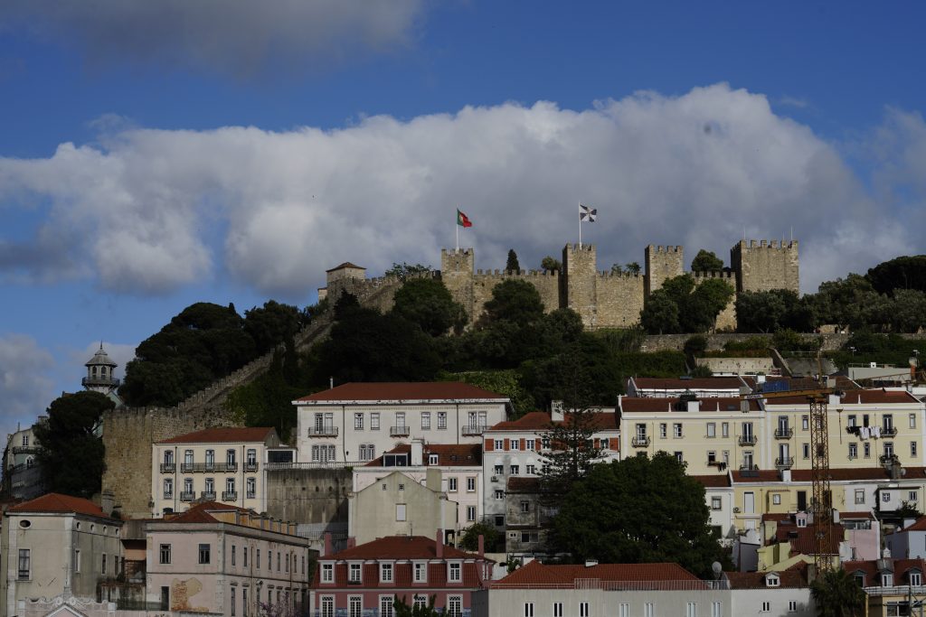 A Fortificação e o Castelo de São Jorge ©Kenton Thatcher
