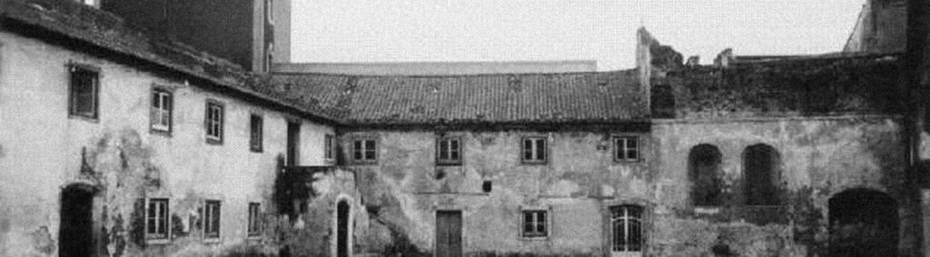 Descrição da imagem: fotografia a preto e branco do Páteo dos Caçadores. © Portugal, Eduardo. 1900-1958