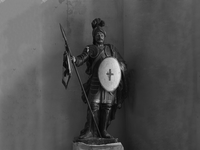 Descrição da imagem: fotografia a preto e branco de uma estátua de São Jorge.