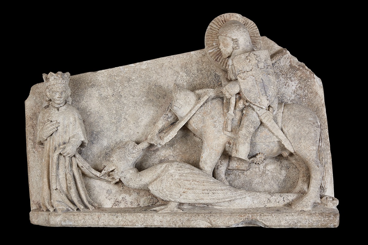 Descrição da imagem: estátua de São Jorge a cavalo a combater um dragão. Igreja de Marecos, Museu de Penafiel.