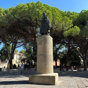 Descrição da imagem: estátua de D. Afonso Henriques na Praça d'Armas do Castelo.